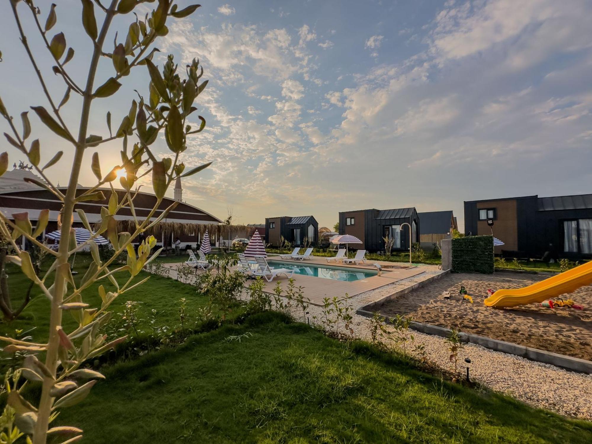 Serenity Village 贝莱克 外观 照片